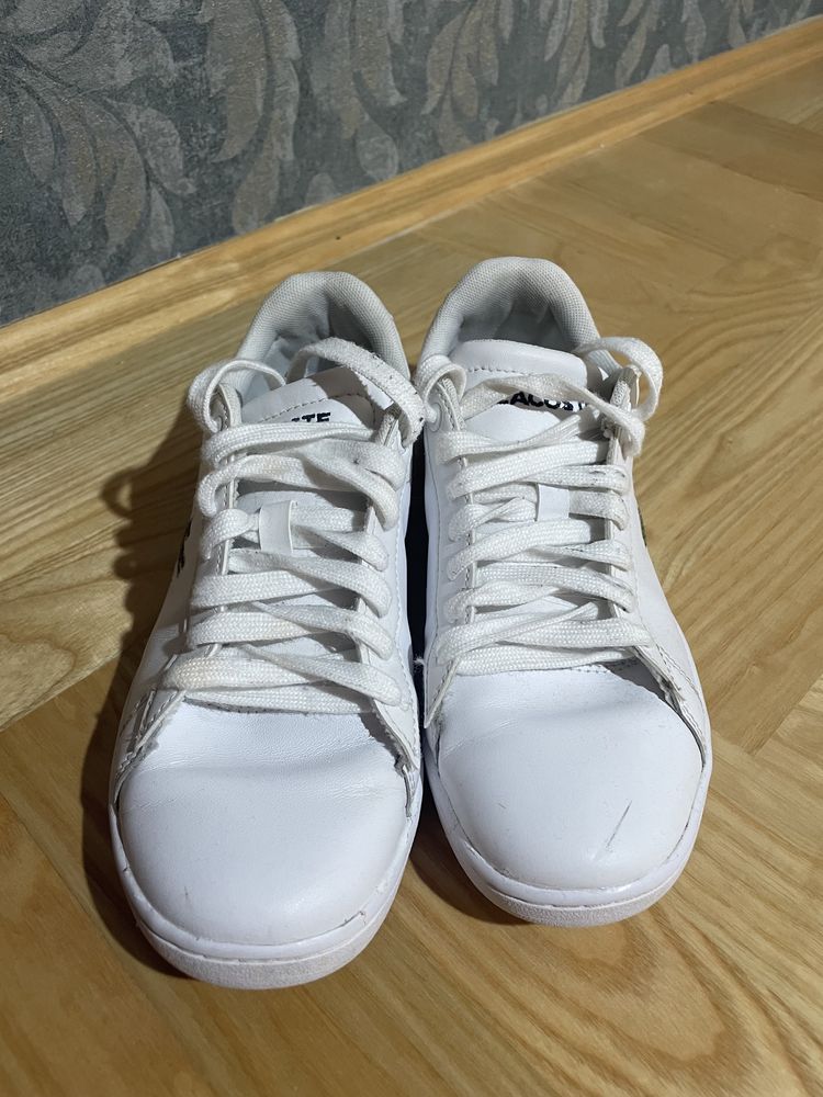 Białe buty Lacoste