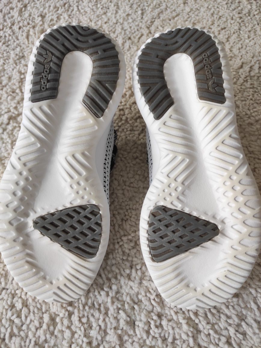 Кросівки Adidas 36,5