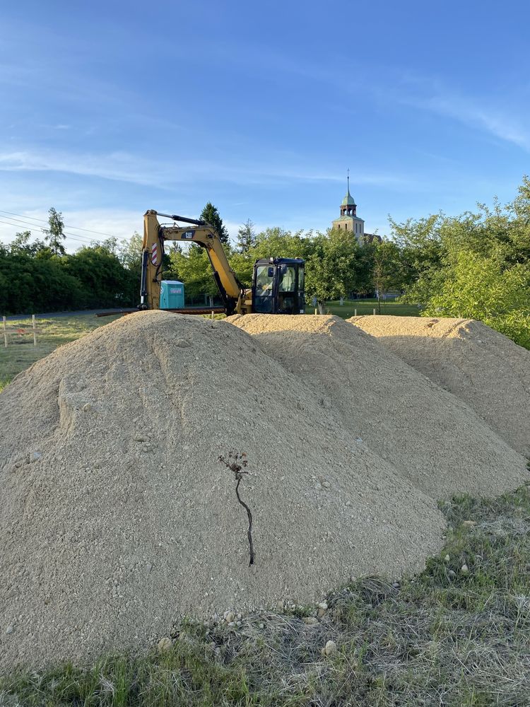 Transport zwiru piasku ziemi gruzu koparka