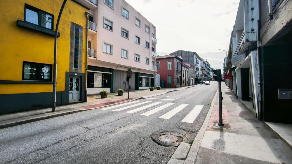 Vende-se ou aluga-se armazem/loja/garagem 1000m2