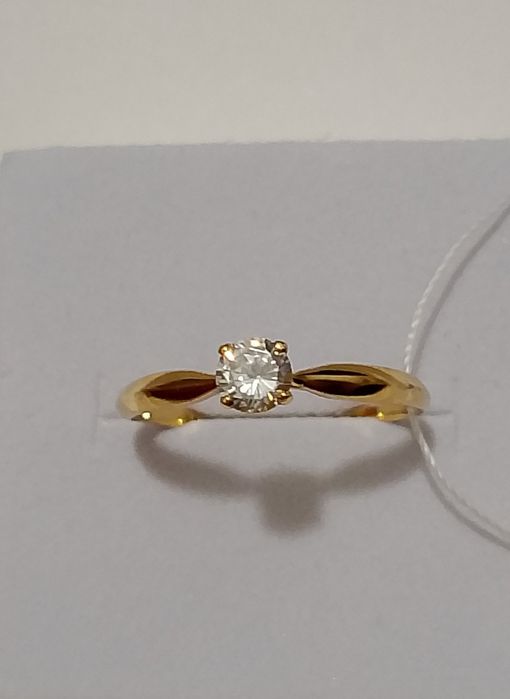 Золотое кольцо с фианитом 375 пробыбы.