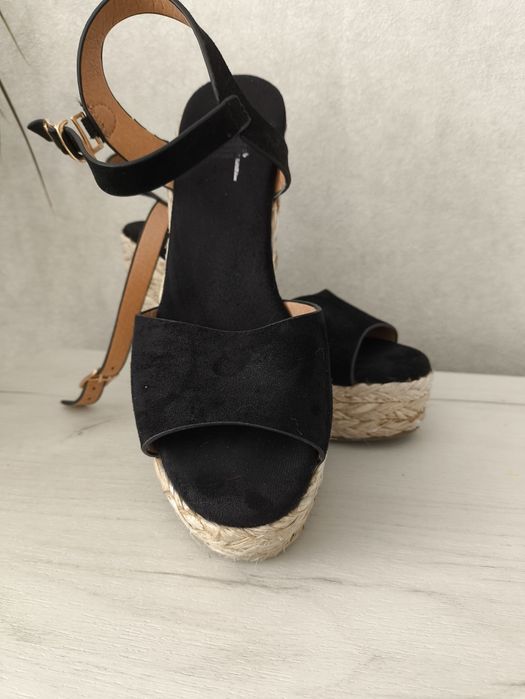 Стильні комбіновані босоніжки