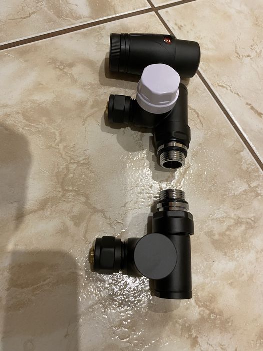 Zawór termostatyczny luxrad osiowy lewy czarny