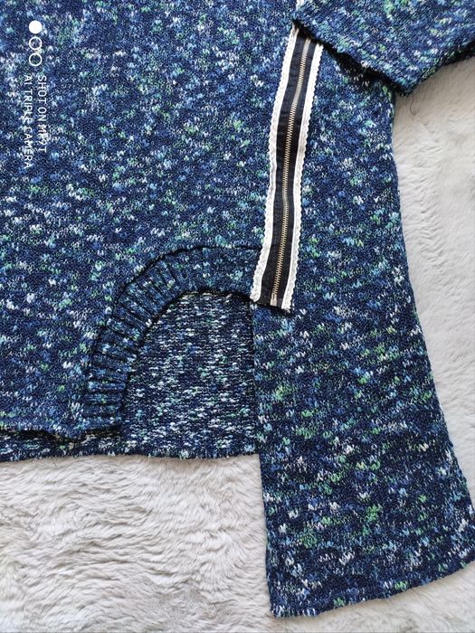 Marmurkowy sweter zamki