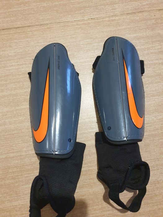 Ochraniacze piłkarskie nagolenniki na piszczele Nike roz 140- 150 cm