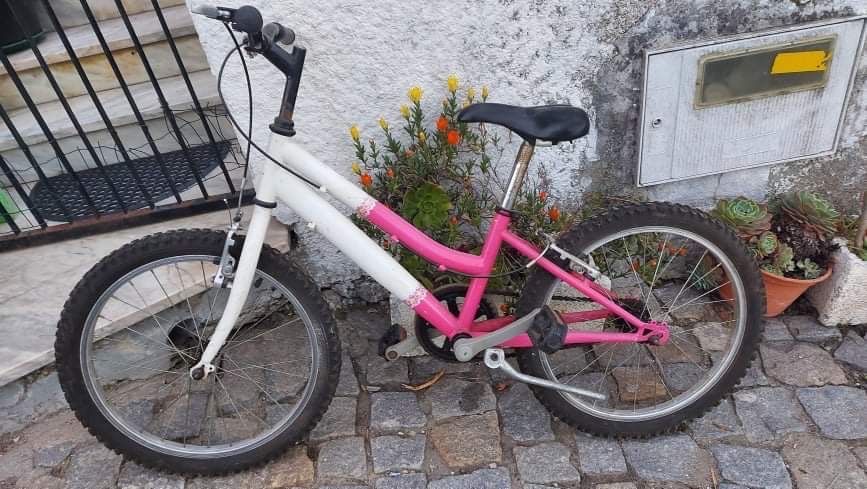 Bicicleta rosa e branca, com capacete incluído