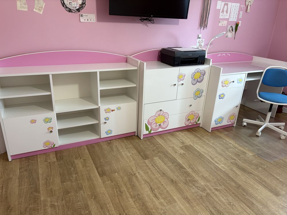 Meble dzieciece z kwiatkami i lotkiem