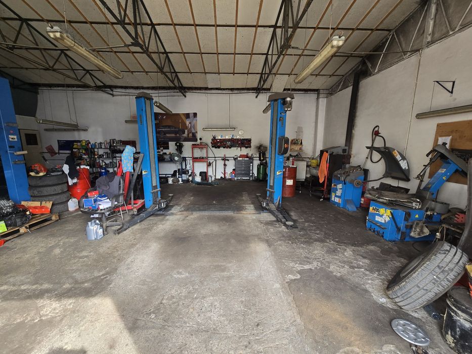 warsztat samochodowy z wyposażeniem