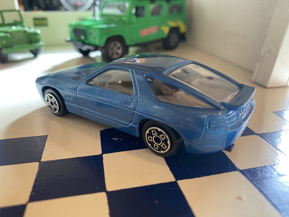 Porsche 928 1/43 Burago Metallic Blue