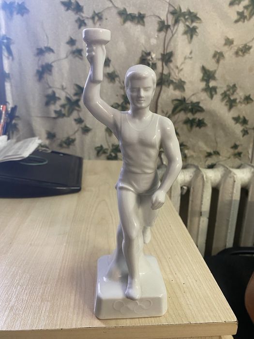 Антикварні керамічні статуетки, олімпійський вогонь 1935 рік,
