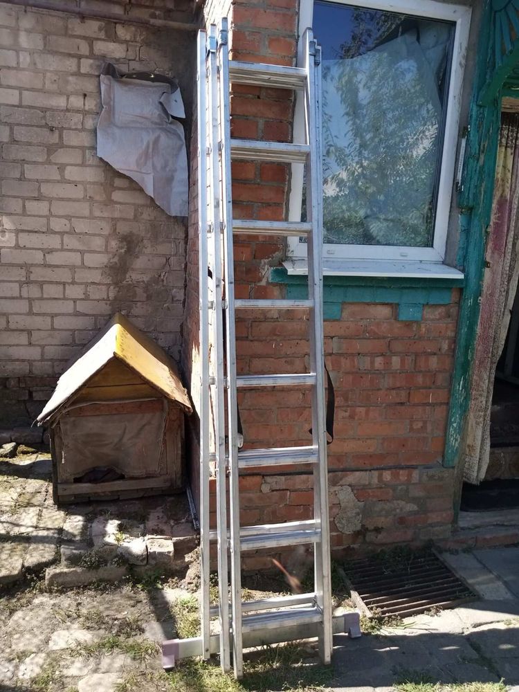 Продам лестницу стремянку в отличном состоягии