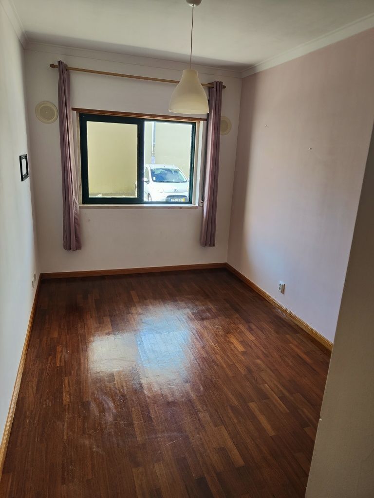 Quarto com roupeiro para 1 pessoa