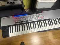 Продам MIDI-клавіатуру Novation 61SL Mkll
