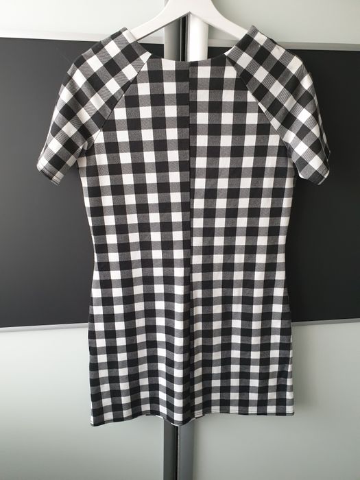 Sukienka w kratkę czarno biała