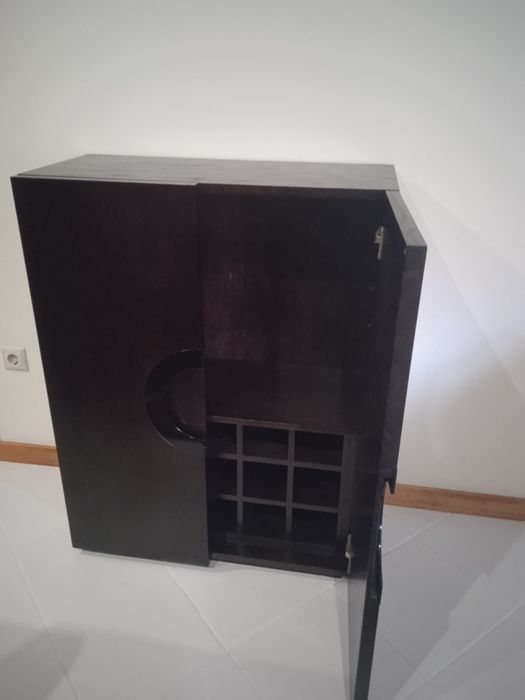 Móvel estilo garrafeira