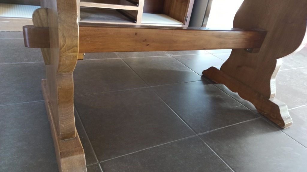 Mesa retangular em madeira, com tampo de Granito rosa