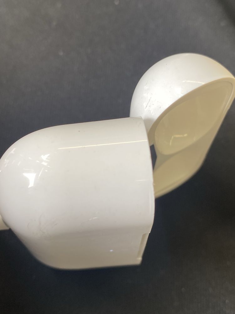 Продам кейс airpods pro 2 a2700 все працює