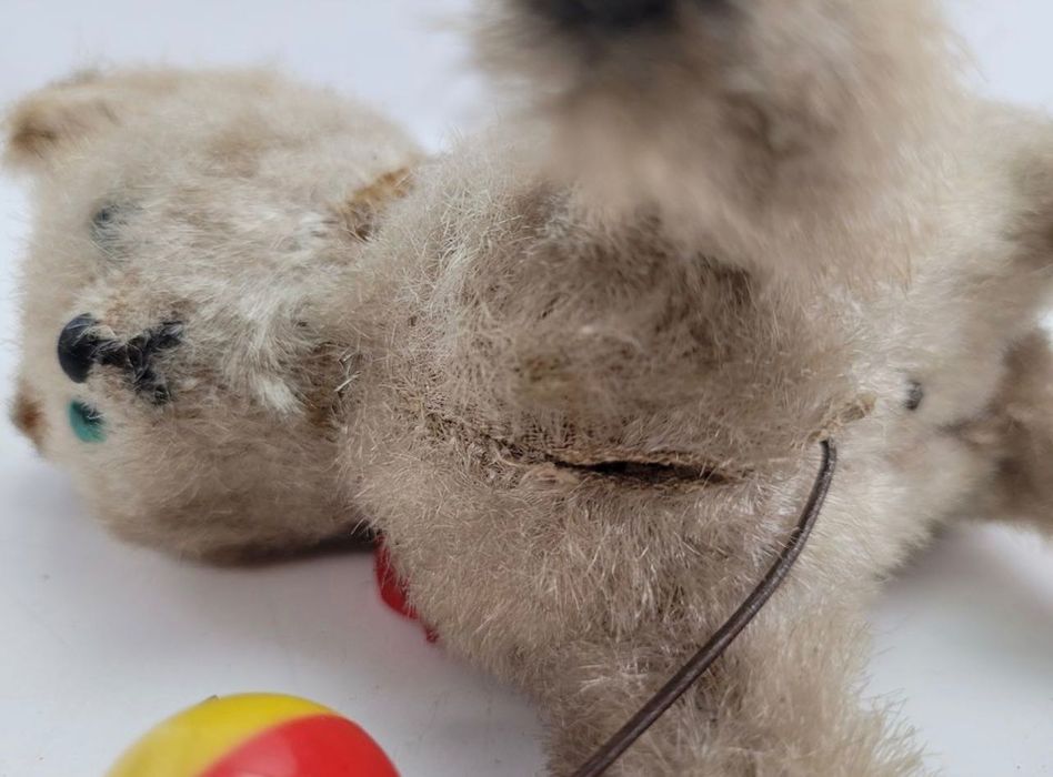 Игрушка механическая Кот с мячиком . 1960 год