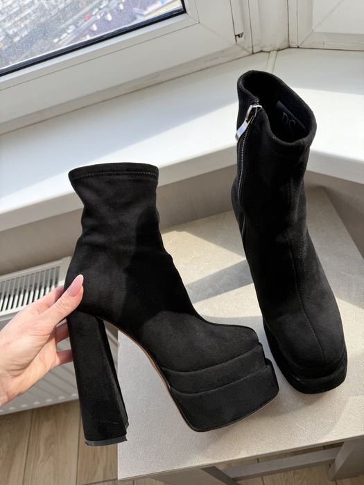 Сапожки на высоком каблуке. Ботильоны