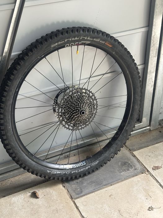 Koło tylnie 27.5 dt swiss e1900 z kasetą, tarczą oraz oponą.