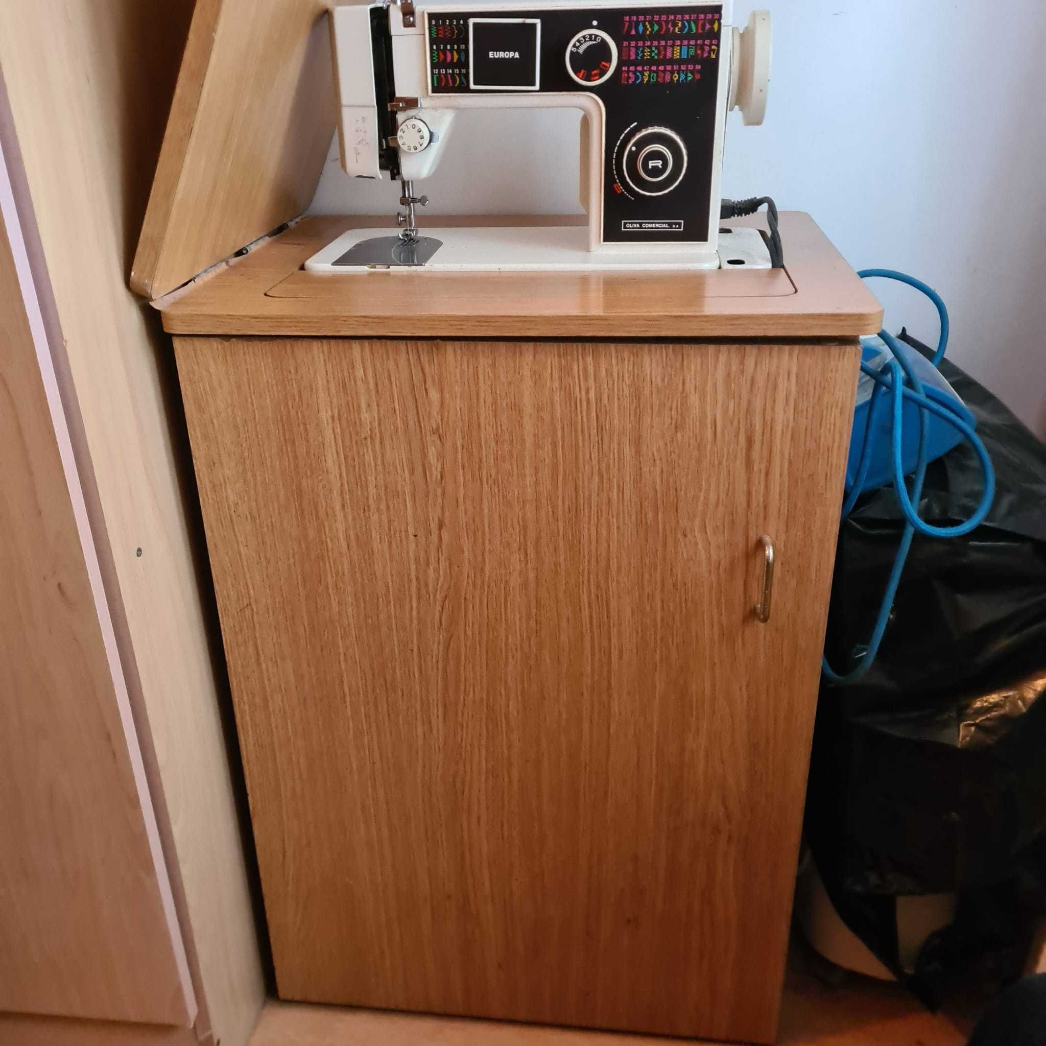 maquina costura elétrica e a pedal
