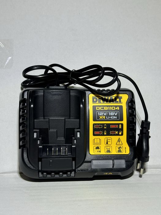 Зарядний пристрий DeWalt DCB 1104