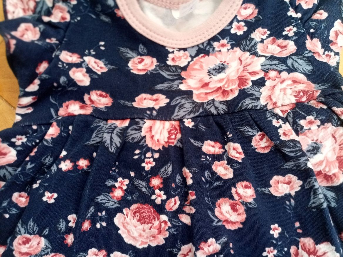 Elegancka sukienka z body w kwiaty 68, krótki rękaw.