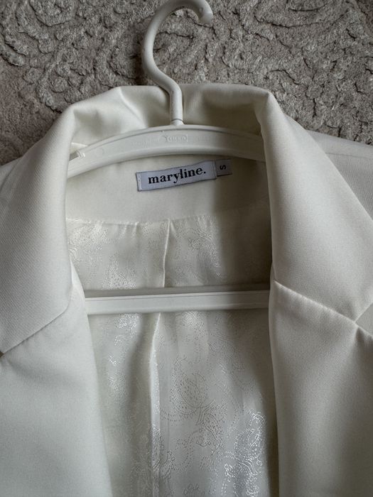 Молочний брючний костюм