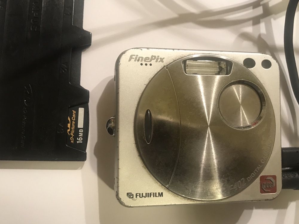 Máquina de fotografia e vídeo FUJI FINEPIXS F402