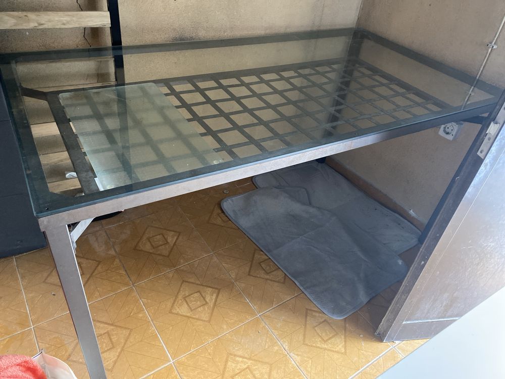 Mesa de vidro e metal ikea com 4 cadeiras