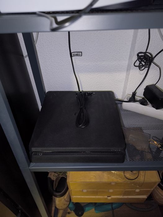 Playsation 4 slim 1 TB