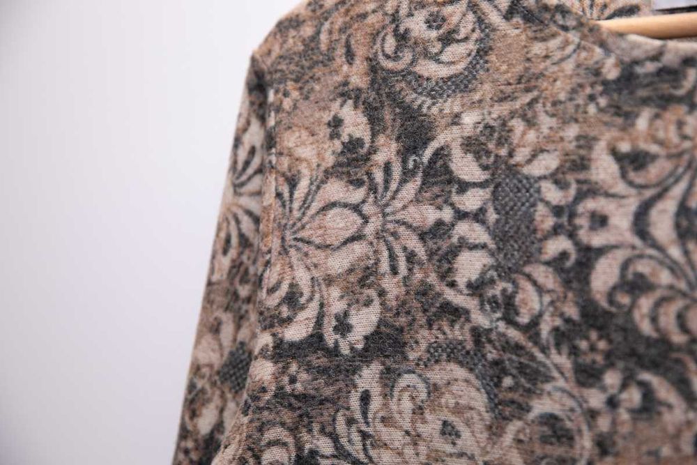 Oryginalny sweterek w gobelinowy wzor