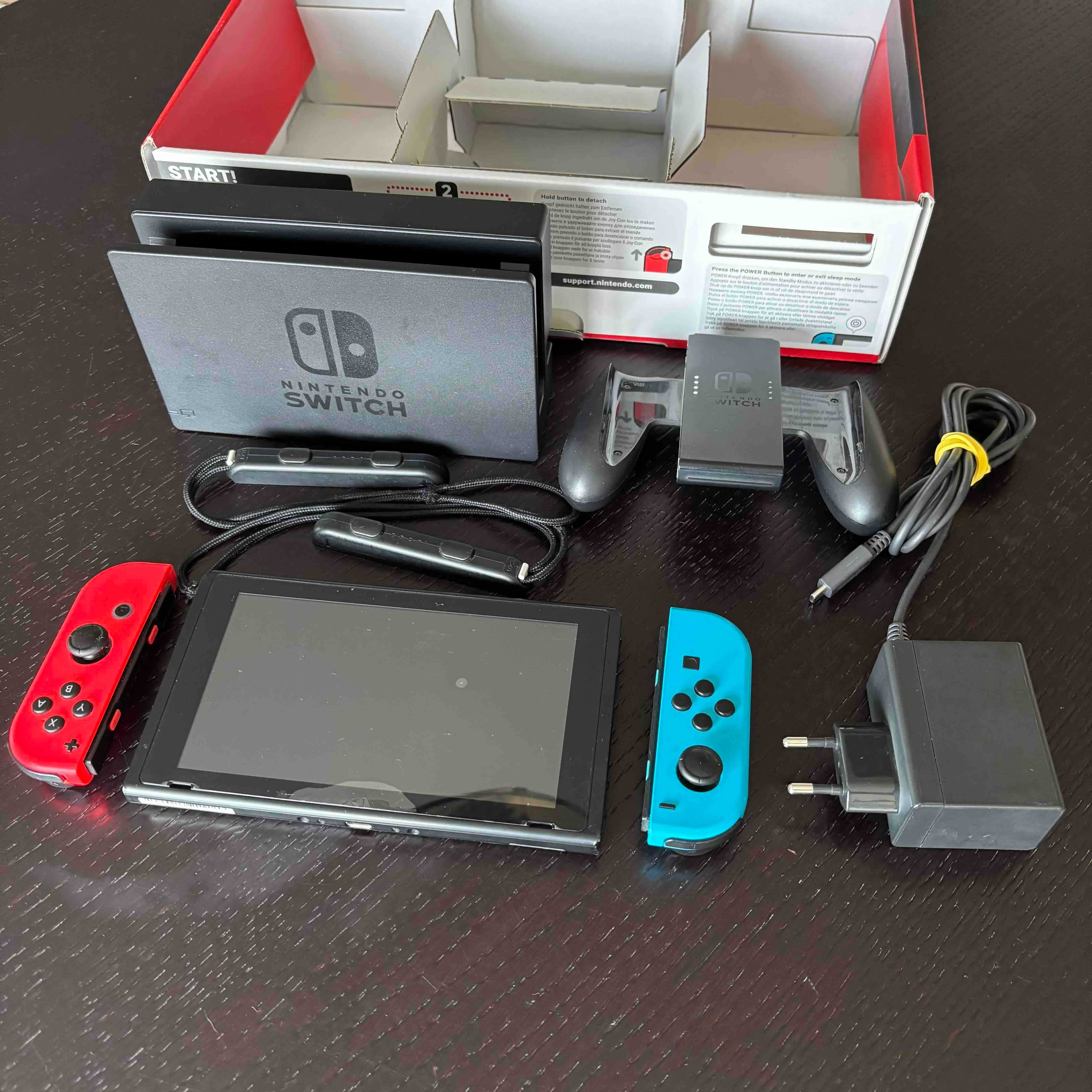 NINTENDO SWITCH C/ 5 jogos + Comando analógico SuperMário