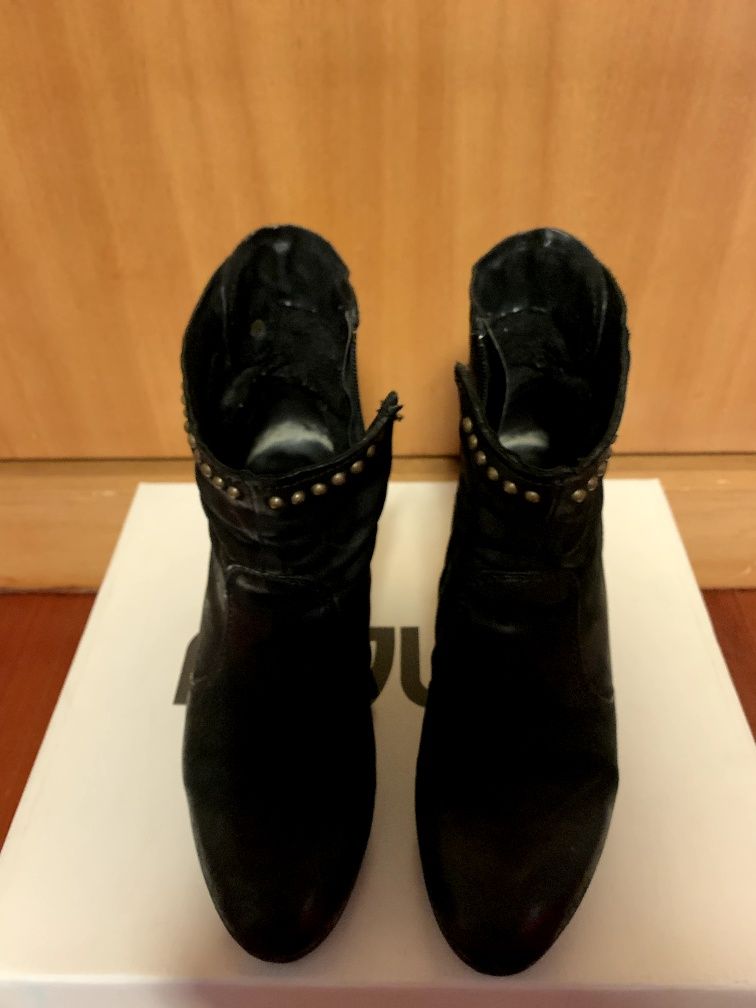 Botins pretos em pele 38