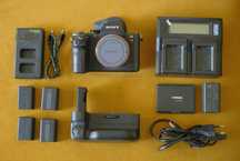 SONY a7 II BODY + Grip SONY + ładowarka + 4 baterie + LARMOR