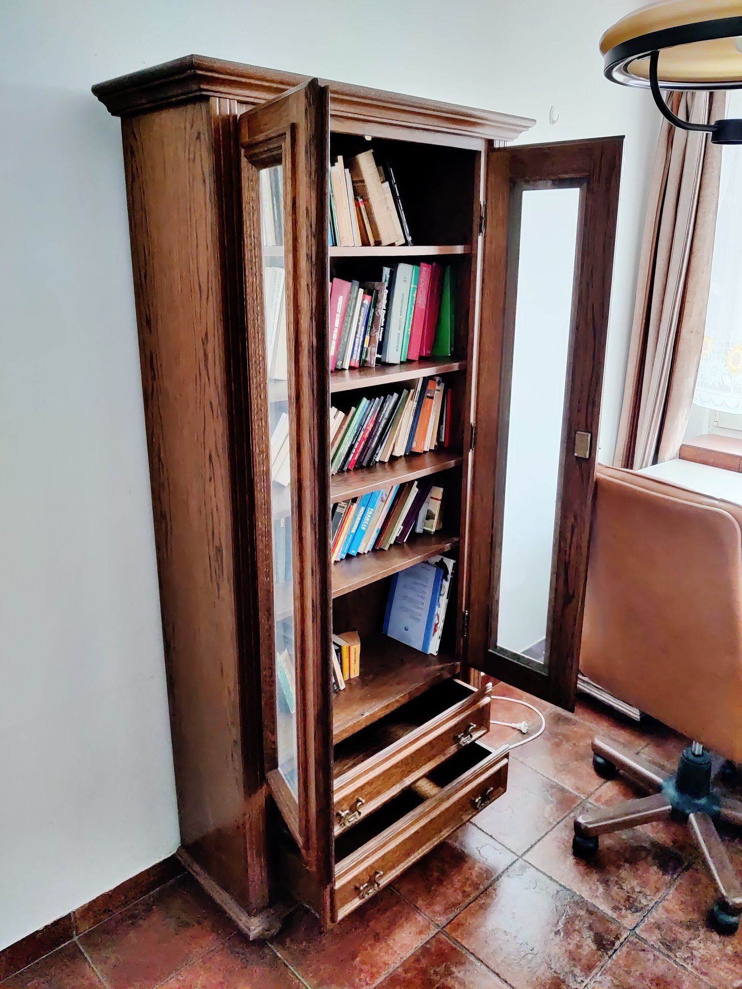 Biblioteczka z drewna, witryna