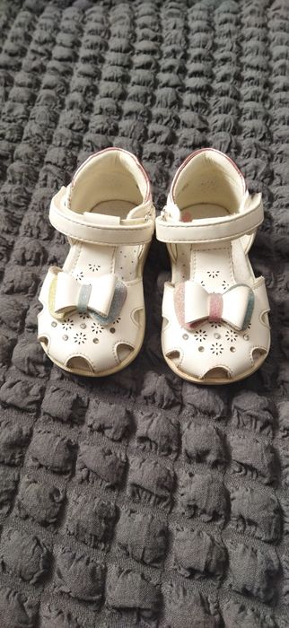 Босоножки на девочку  кожаные 20р.