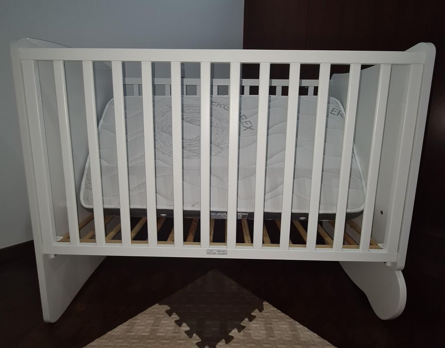 Cama de bebé branca