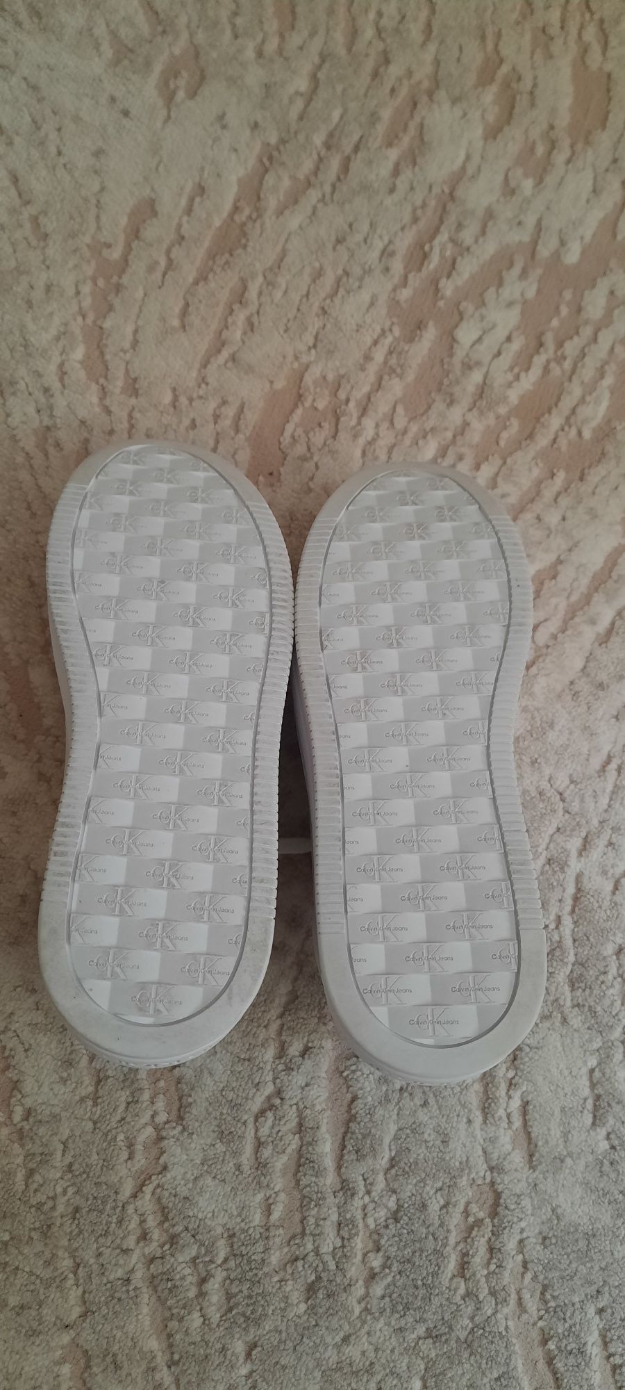 Продам жіночий снікерси Calvin Klein