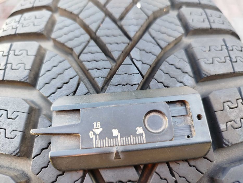 Opony zimowe firmy Falken 205/60/R16 jak nowe