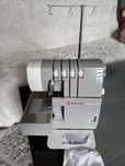 Overlock Singer HD0405S – nowy, tylko karton lekko uszkodzony