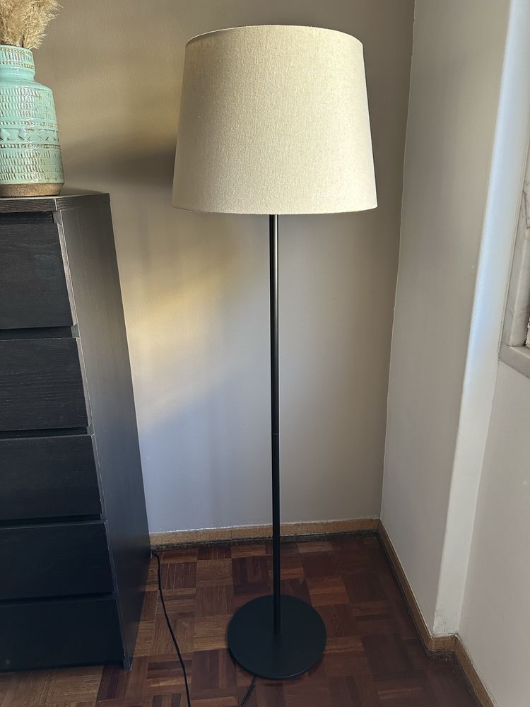Candeeiro de Pé Preto e Beige estilo RINGSTA/SKAFTET do IKEA
