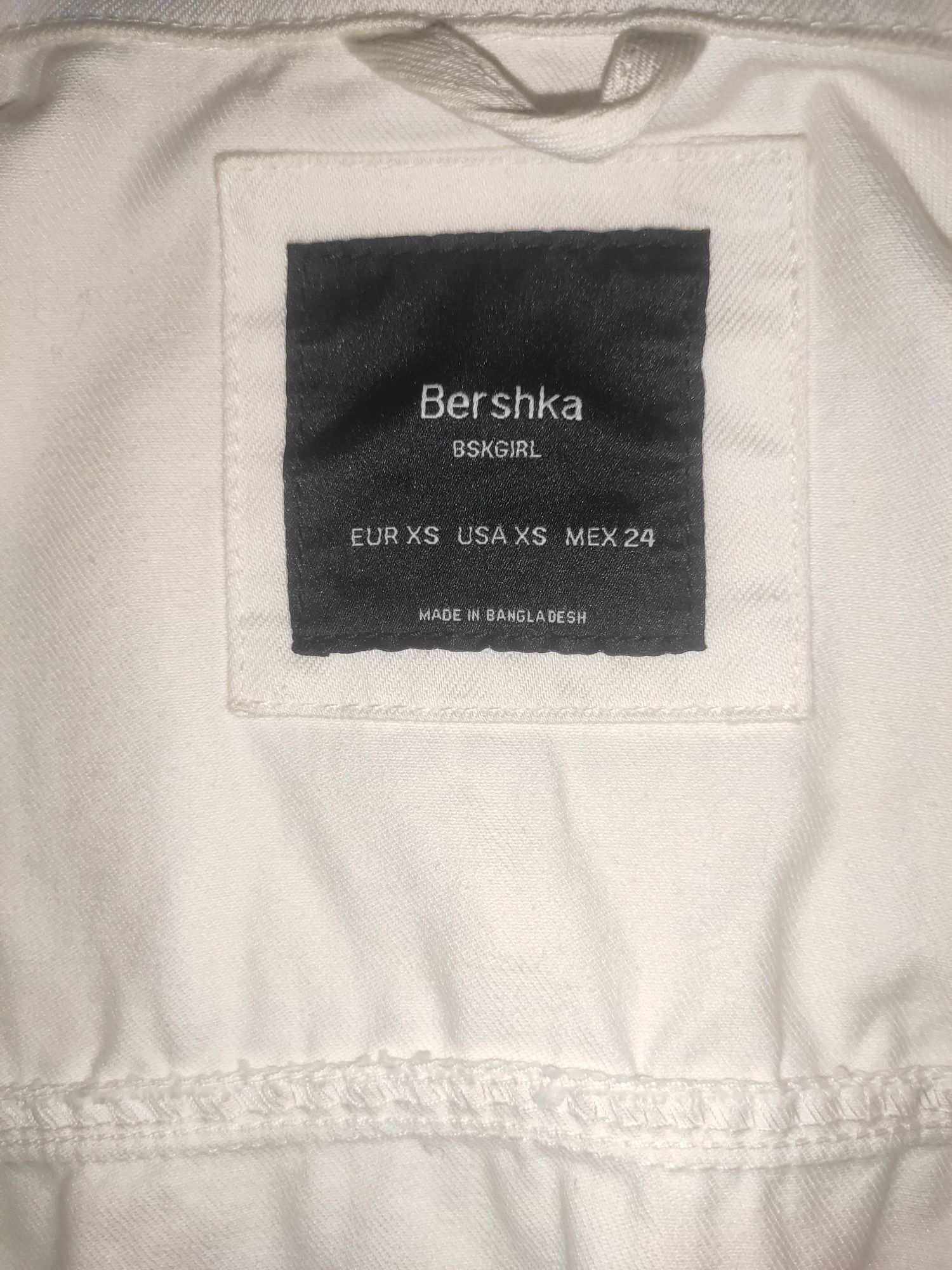 Джинсова куртка від бренду Bershka