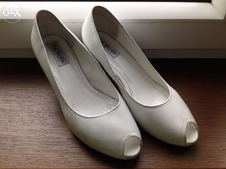 Wygodne klasyczne buty ślubne, rozm. 39, białe