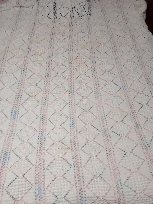 7 Colchas feitas á mão em crochê linha branca e uma de lã cor verde