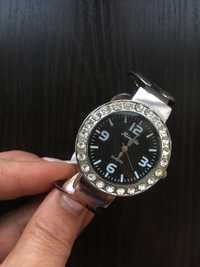 Zegarek damski z regulowaną bransoletka w kolorze srebra
