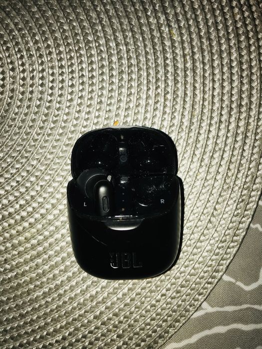 Etui ladujące i lewa słuchawka jbl tune225tws