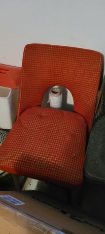 Dwa krzesła muszelka do renowacji
