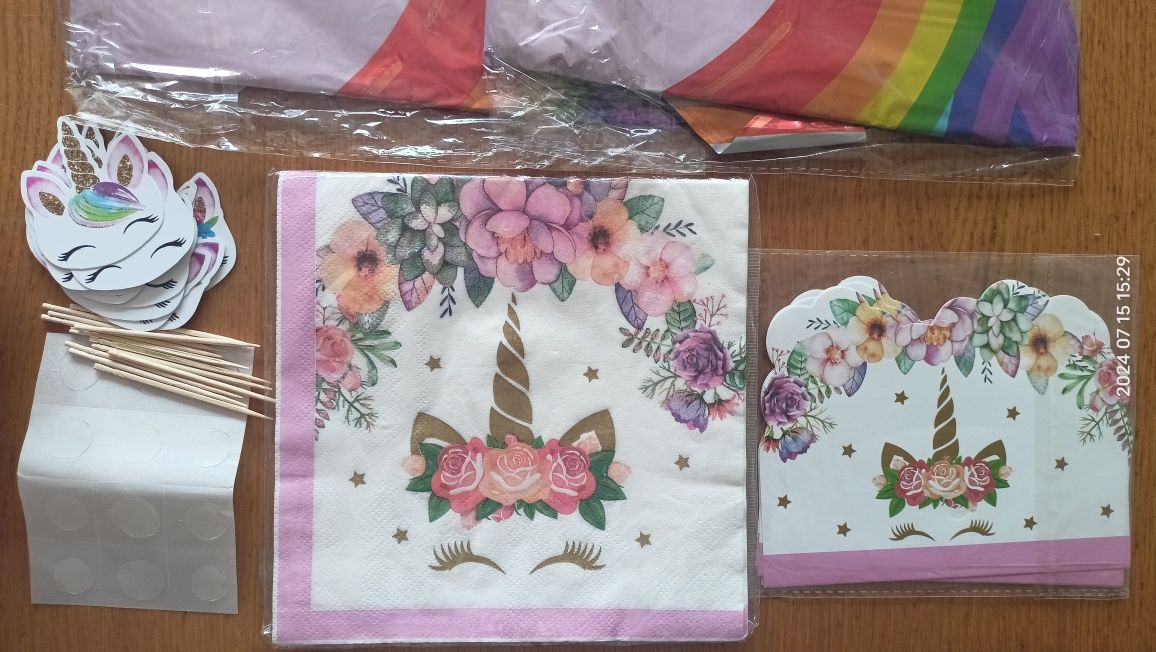 Dekoracje urodzinowe z motywem jednorożca balony, zaproszenia, toppery
