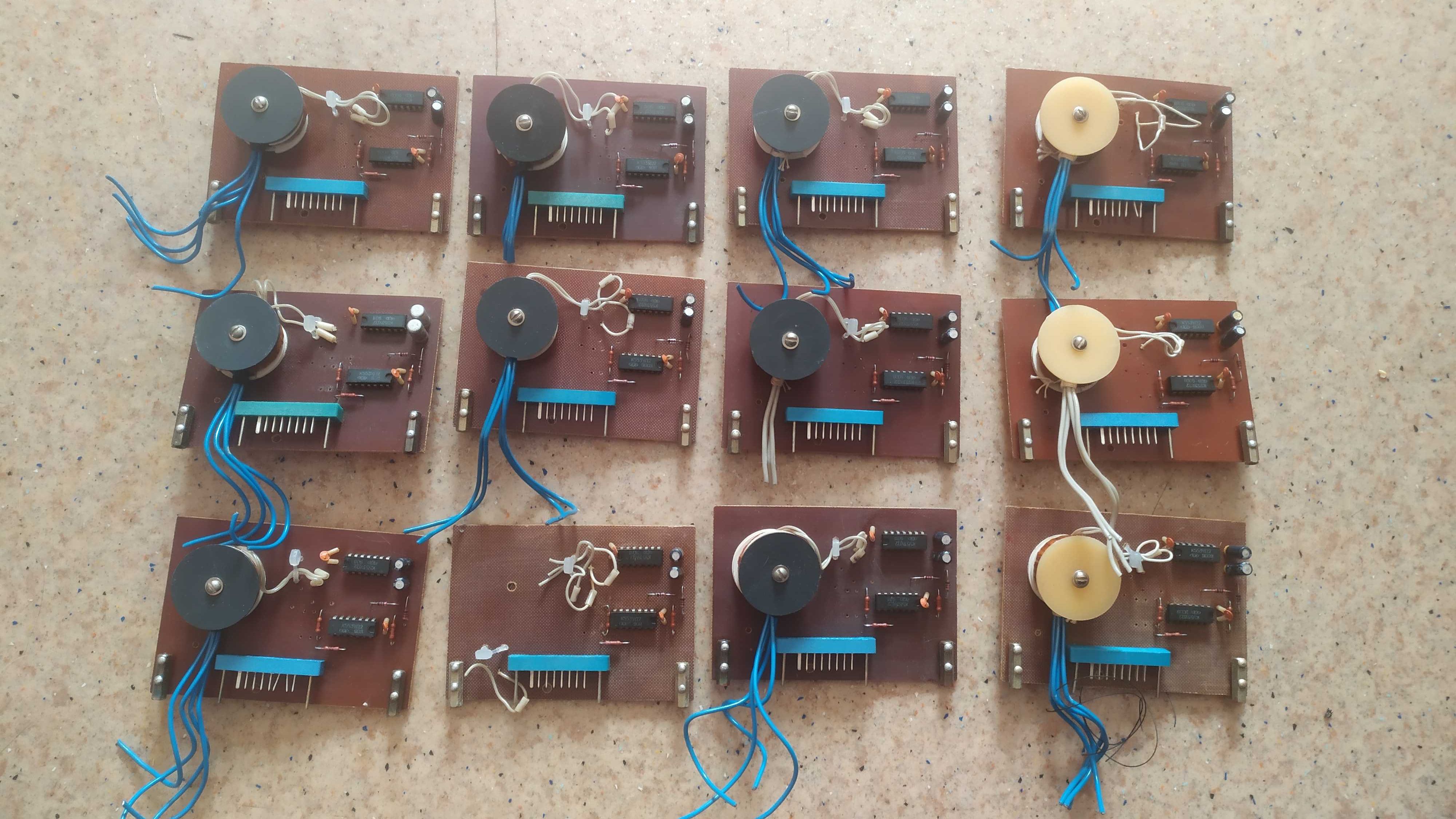 Платы радиодетали микросхемы разъёмы контакты транзисторы катушки